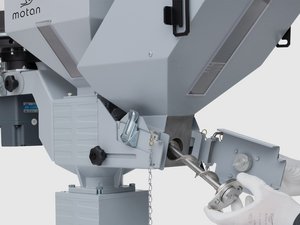 MINIBLEND V hybrid: Angled dosing screws
